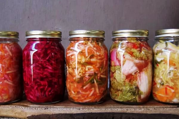 Würzige Salate aus fermentiertem Gemüse