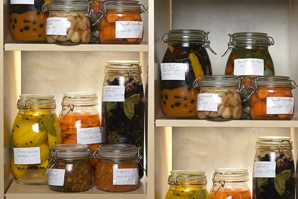 Fermentiertes und eingelegtes Gemüse in Gläsern