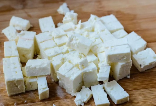 Adygeischer Käse in Würfel geschnitten