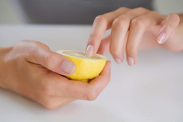 Nagelaufhellung mit Zitronensaft