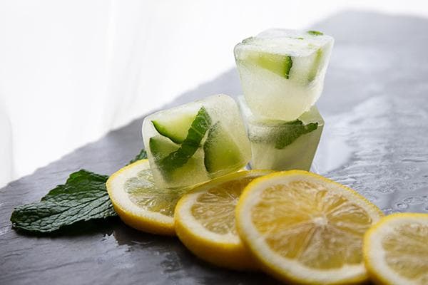 Eiswürfel mit Zitrusscheiben