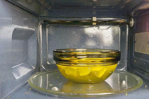 Reinigung der Mikrowelle mit Wasser und Zitrone