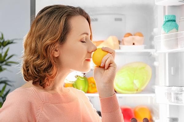 Zitrone gegen unangenehme Gerüche im Kühlschrank