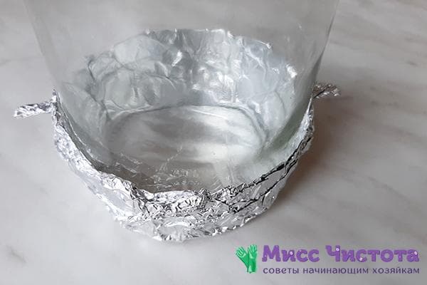 Glas, von unten mit Alufolie umwickelt