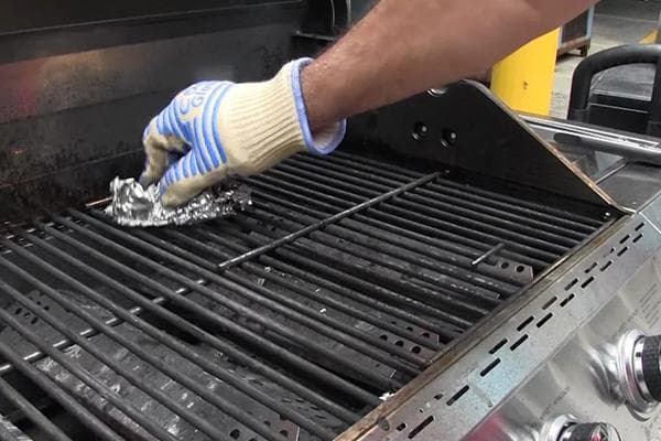 Reinigung des Grillrosts mit Alufolie