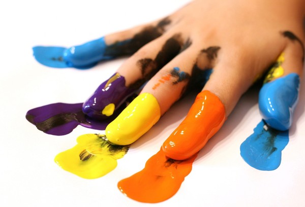 Bunte Farbe an den Händen