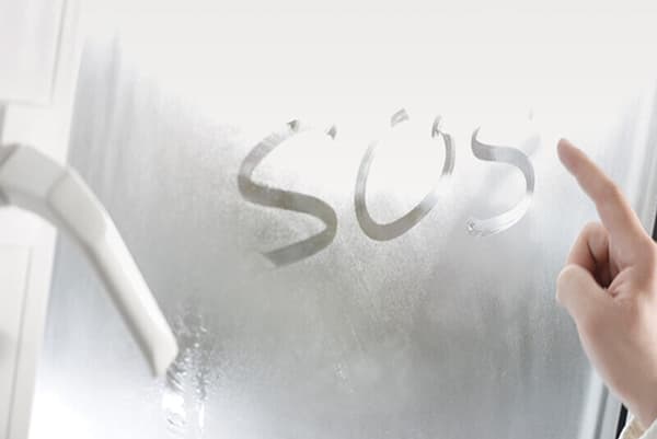 SOS-Aufschrift auf beschlagenem Glas