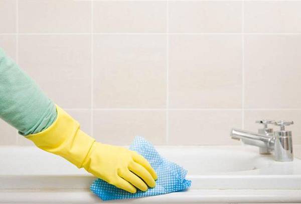 Reinigung der Acrylbadewanne