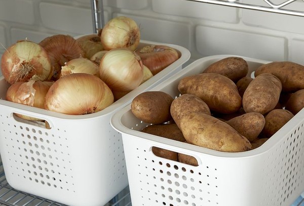 Kartoffeln und Zwiebeln in Kisten
