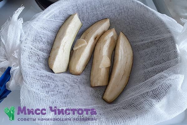 Zubereitung einer Aubergine im Dampf mit Mull und einem Topf