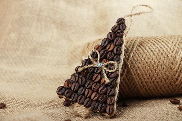 Dekorativer Weihnachtsbaum aus Kaffeebohnen