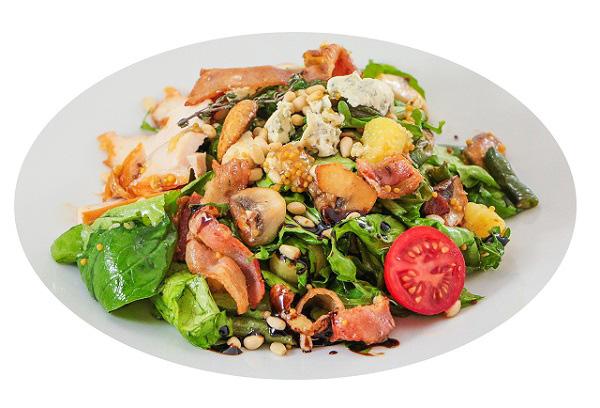 Caesar-Salat mit Hähnchen, Pilzen und Bacon