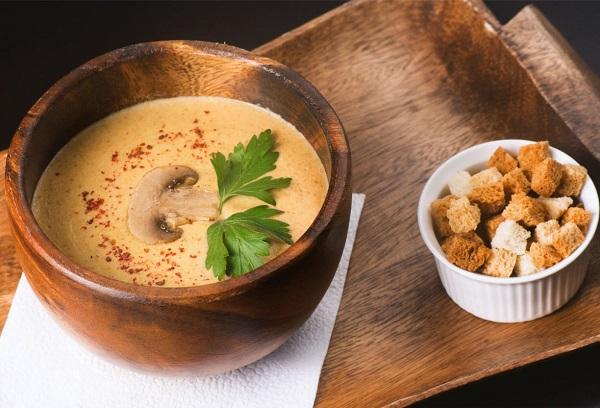 Sahnecremesuppe mit Croutons