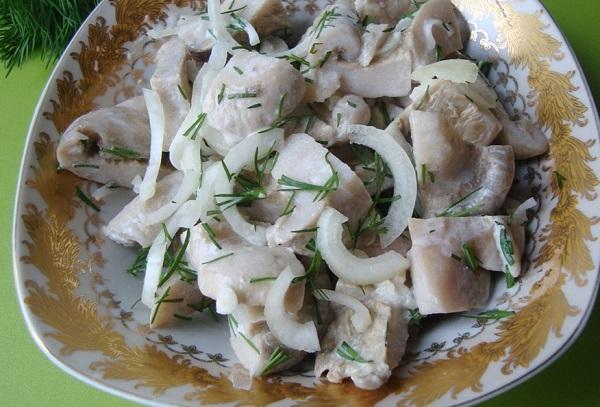 Gesalzene Milchlinge mit Zwiebeln und Dill