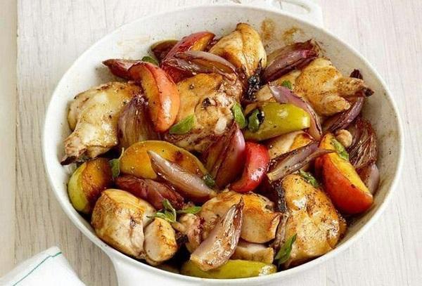 Pute in der Pfanne mit Äpfeln und Zwiebeln