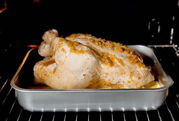 Gebackenes Hähnchen aus dem Backofen