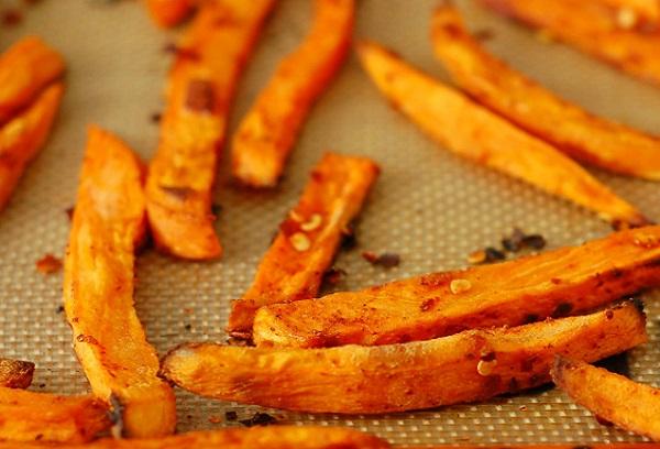 Pommes frites mit Curry