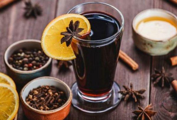 Glühwein mit Zimt und Piment
