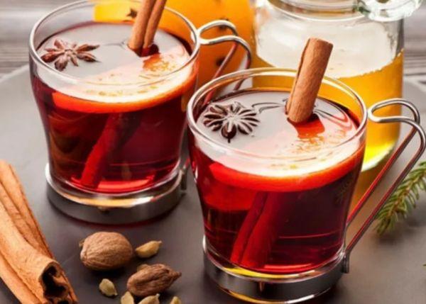 Glühwein mit Honig und Gewürzen