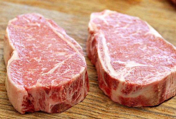 Zwei Steaks zum Braten