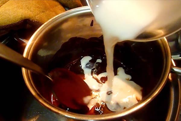 Zubereitung von Schokoladenglasur für einen Kuchen