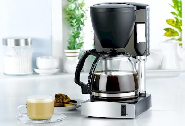 Kaffeekocher auf dem Tisch