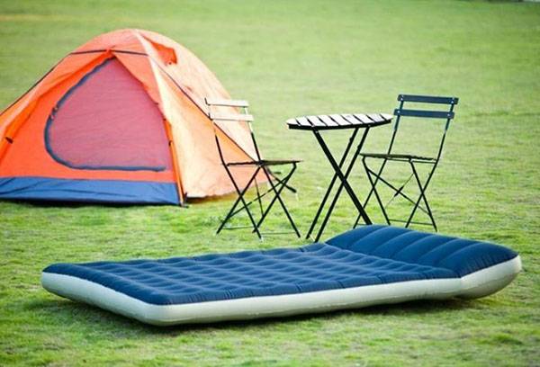 Aufblasbare Matratze beim Camping