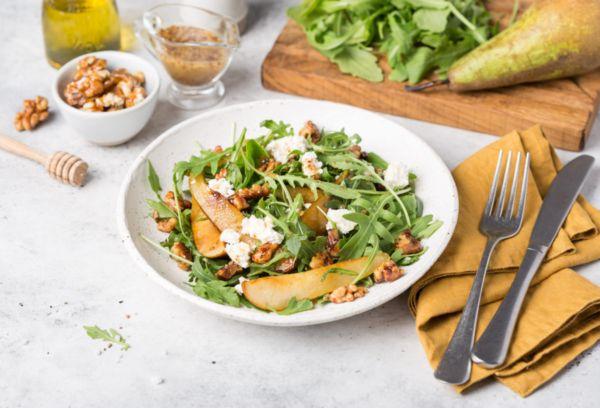 Salat aus Senfkraut mit Nüssen und Birne