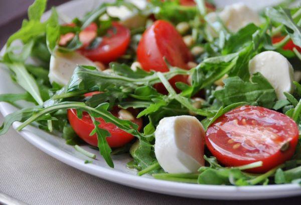 Salat mit Mozzarella, Tomaten und Rucola