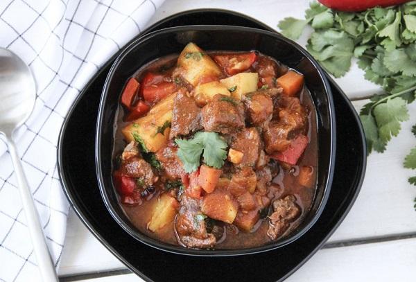 Ungarischer Gulasch mit Rindfleisch