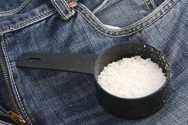 Salz gegen Kleidungsgeruch