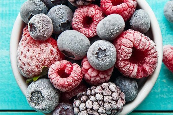 Gefrorene Beeren im Pappbecher