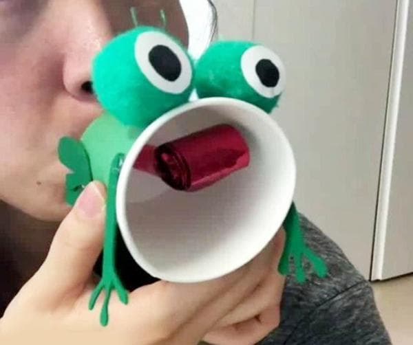 Spielzeug - Frosch aus einem Pappbecher