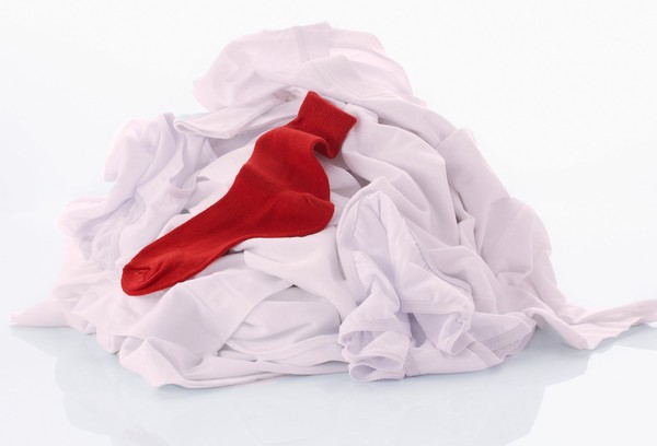 Waschen von weißer Wäsche mit roter
