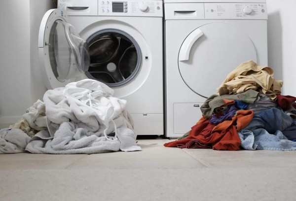 Weiße und bunte Kleidungsstücke in der Waschmaschine