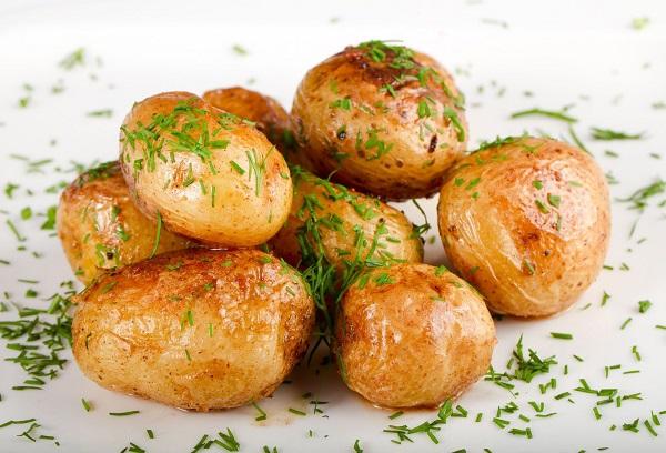 Junge Kartoffeln mit Dill
