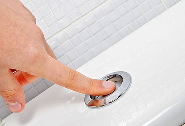 Wasser aus dem Toilettenspülkasten ablassen