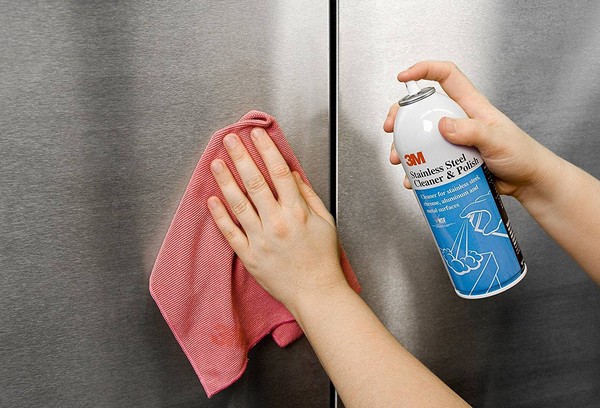 Übermalen von Kratzern auf dem Kühlschrank