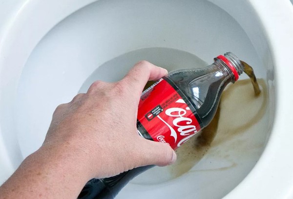 Toilettenreinigung mit Coca-Cola