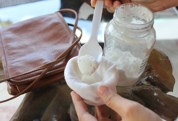 Reinigung der Tasche von innen mit Natron