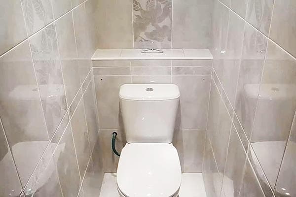Toilette mit verdeckten Leitungen
