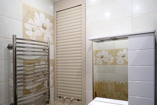 Rollbalken zur Rohrverkleidung im Badezimmer