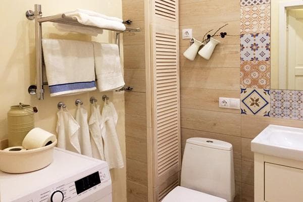 Rohre hinter dekorativen Holzpaneele im Badezimmer