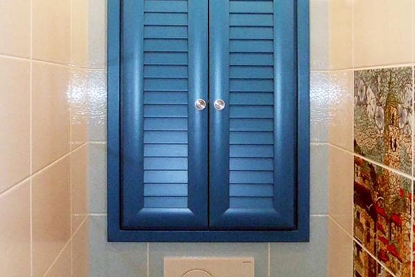 Haushaltsschrank in der Toilette