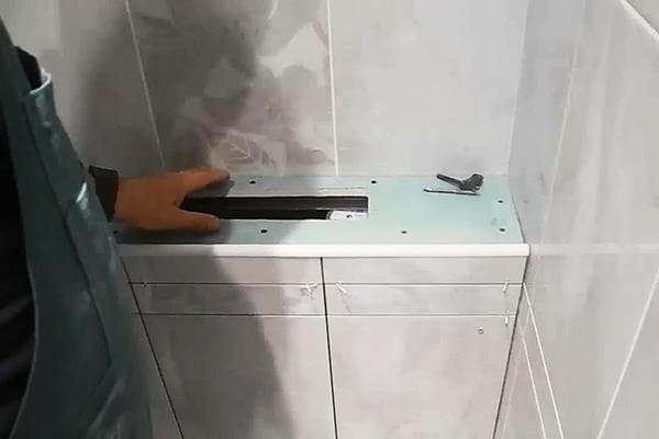 Zerlegbarer Kasten in der Toilette