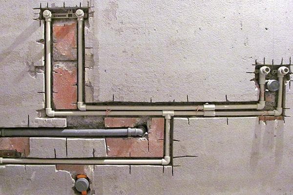 Schlitzen für Rohre im Badezimmer