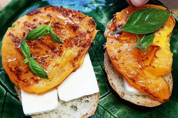 Gebratene Kaki auf Toast