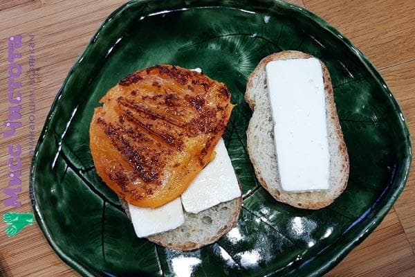 1. Streichen Sie den Käse auf die vorbereiteten Brotscheiben