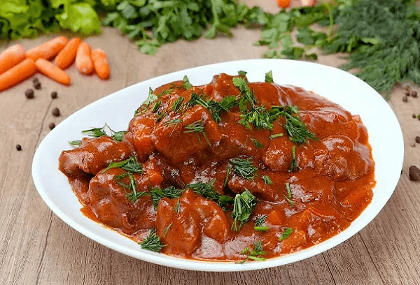 Rindergulasch mit Soße