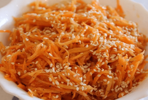 Koreanische Karotten mit Sesam